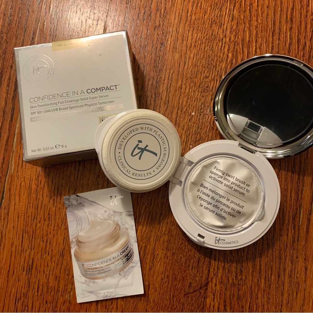 It Cosmetics Confidence in a Compact Full Coverage Solid Super Serum Medium Tan